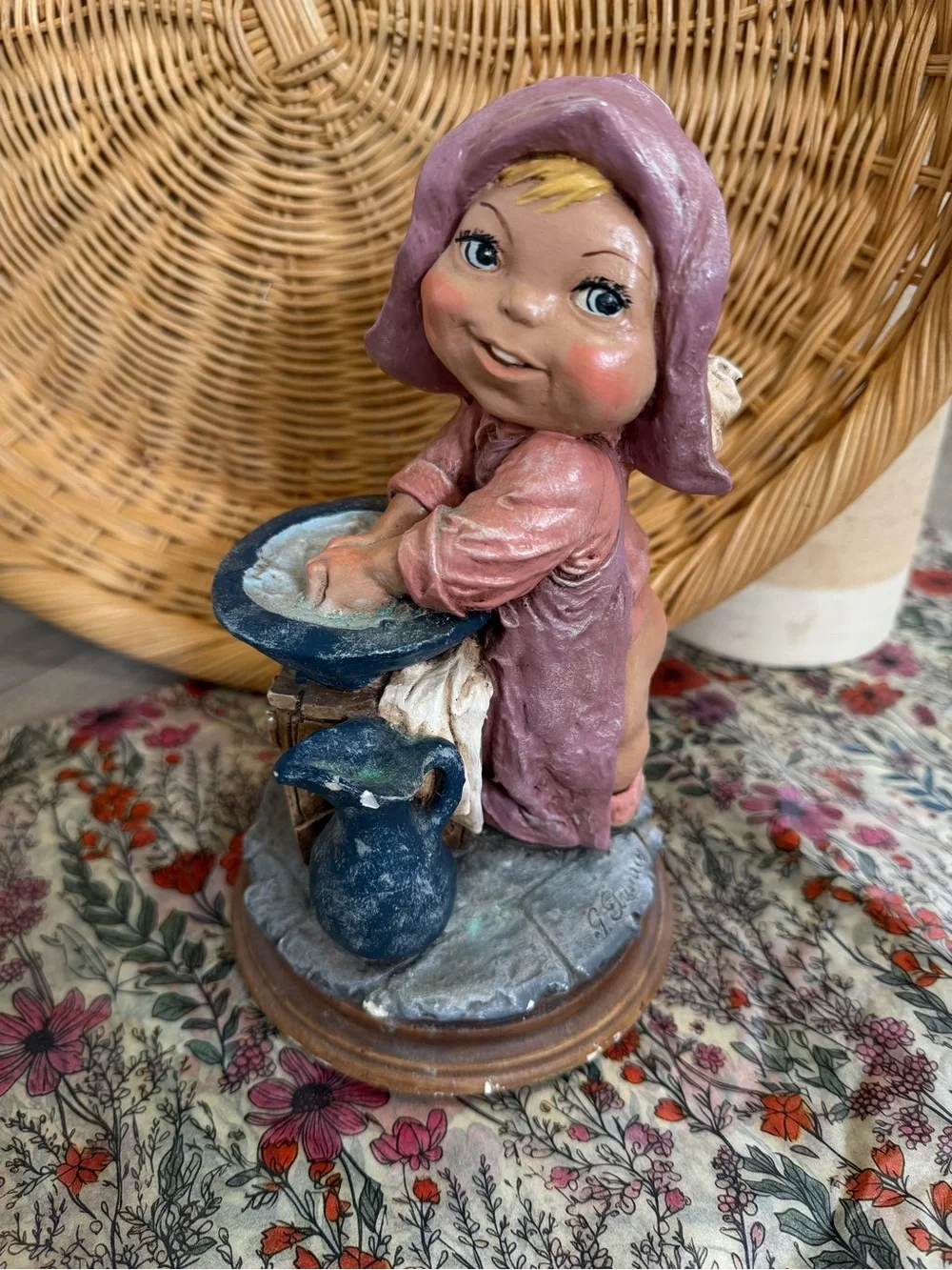 Vintage Giuseppe Armani Figurine Girl Washing Hands COLORFUL Signed Rare